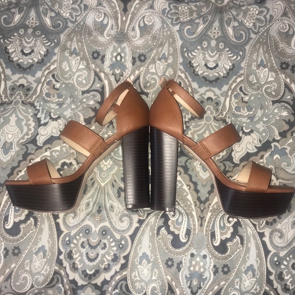 Carson platform heeled sandal 💛 - Picture 2 of 2